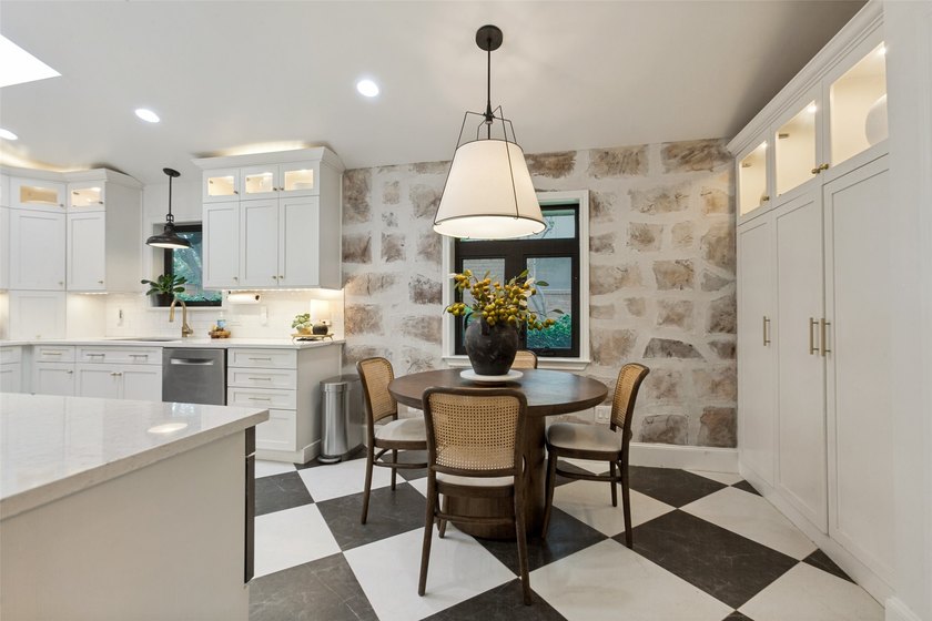 Nestled in the heart of highly sought-after Canyon Creek and - photo 14