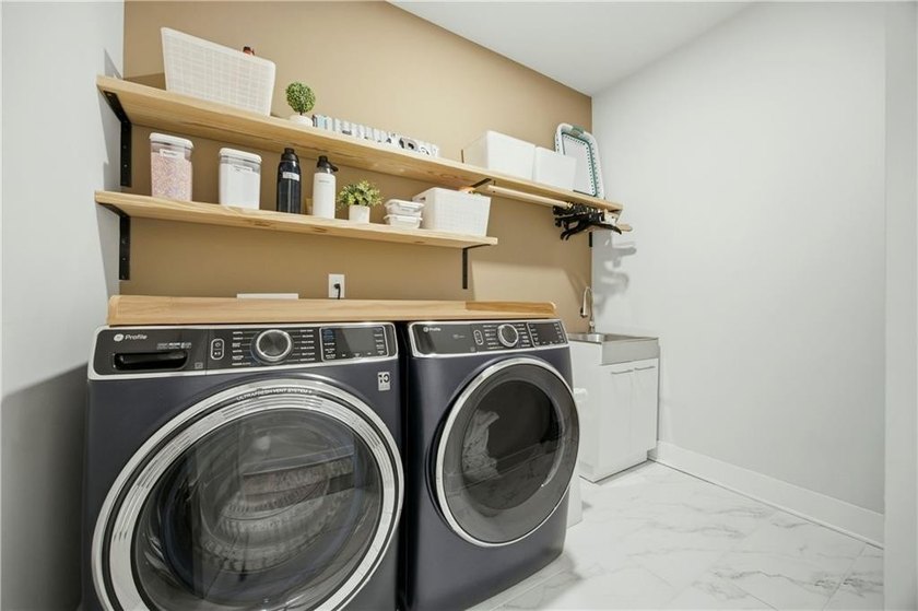 Beautifully upgraded townhome located in the desirable Westshore - photo 19