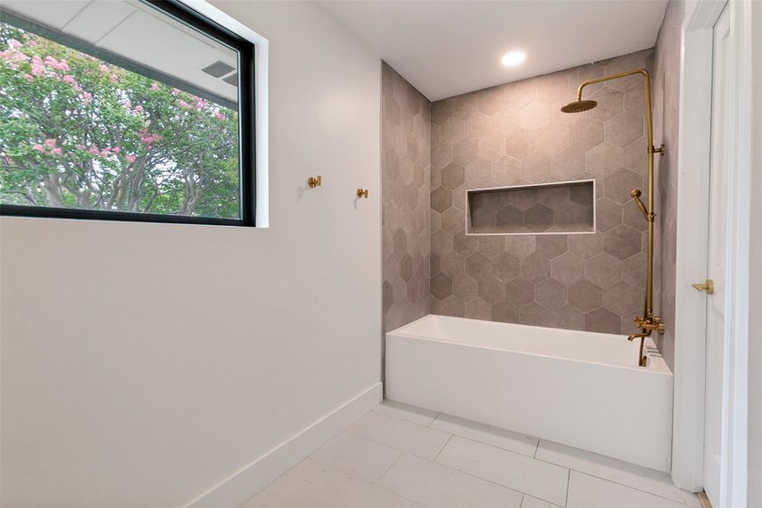 Nestled in the heart of highly sought-after Canyon Creek and - photo 22