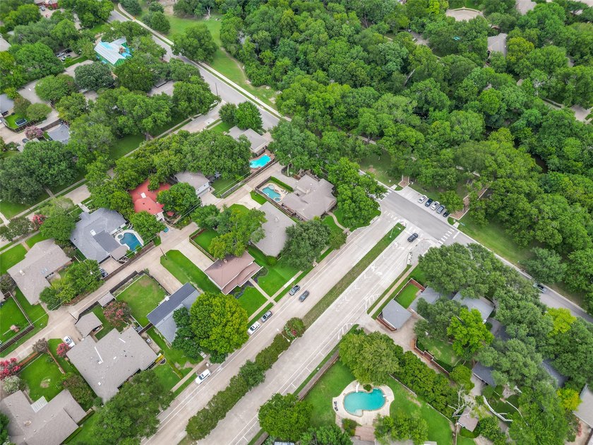 Nestled in the heart of highly sought-after Canyon Creek and - photo 26