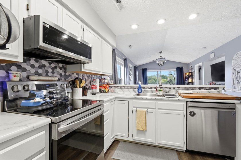 End-unit, top-floor two-bedroom, two-bathroom condo with a split - photo 3