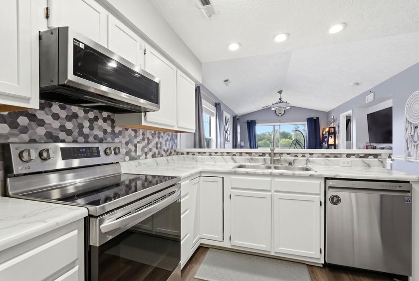 End-unit, top-floor two-bedroom, two-bathroom condo with a split - photo 4