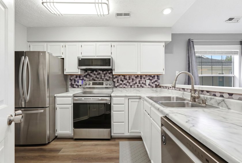 End-unit, top-floor two-bedroom, two-bathroom condo with a split - photo 5