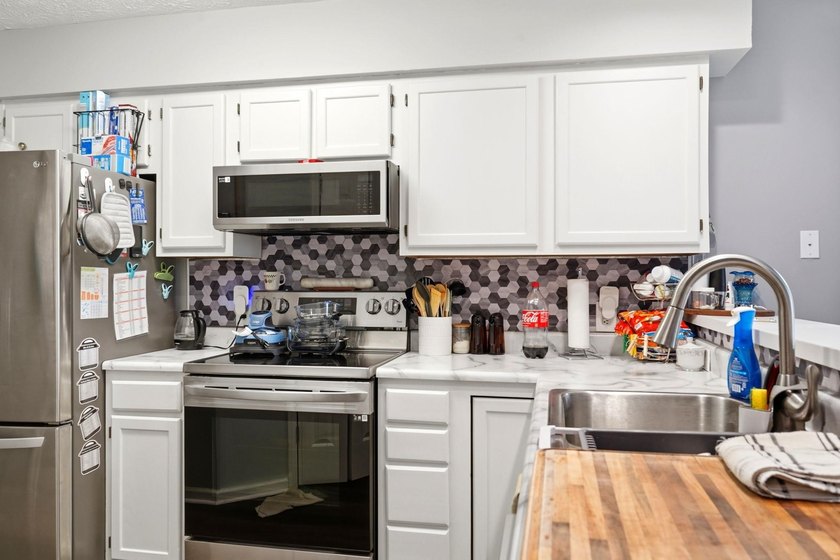 End-unit, top-floor two-bedroom, two-bathroom condo with a split - photo 7
