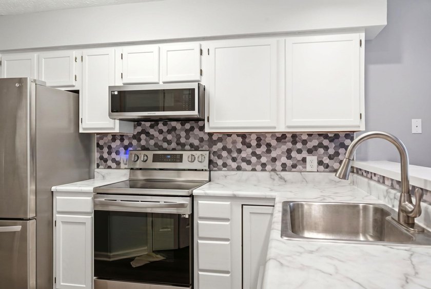 End-unit, top-floor two-bedroom, two-bathroom condo with a split - photo 8