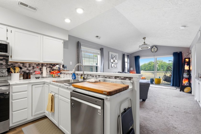 End-unit, top-floor two-bedroom, two-bathroom condo with a split - photo 9