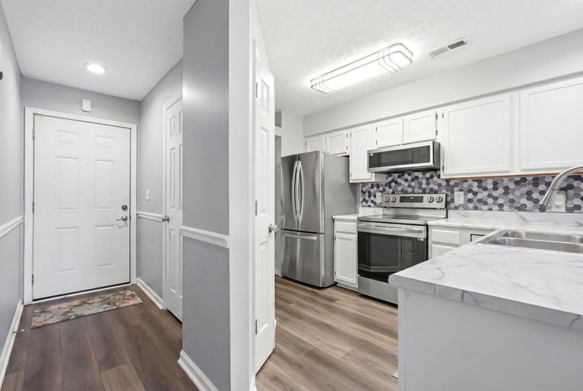 End-unit, top-floor two-bedroom, two-bathroom condo with a split - photo 10