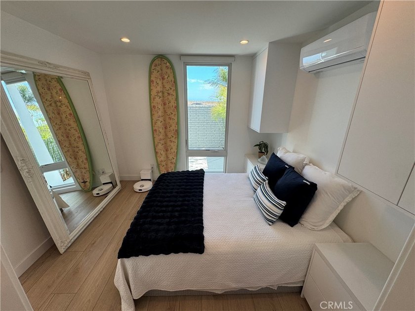 Modern luxury blends with Mid-Century in Weatherly Bay with a 25 - photo 13