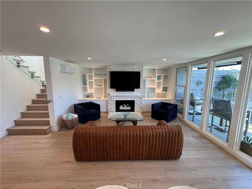 Modern luxury blends with Mid-Century in Weatherly Bay with a 25 - photo 20