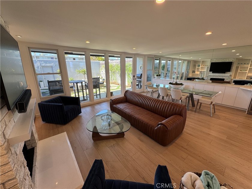 Modern luxury blends with Mid-Century in Weatherly Bay with a 25 - photo 24