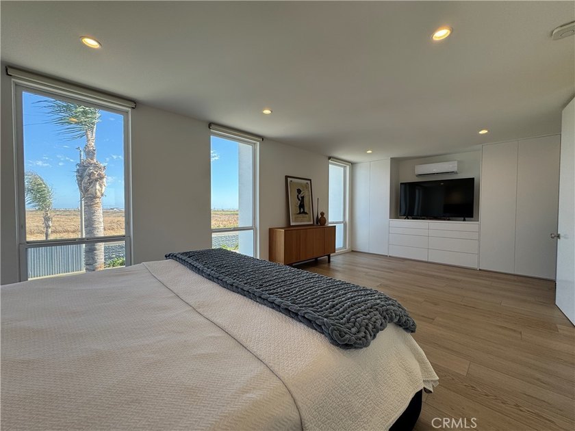Modern luxury blends with Mid-Century in Weatherly Bay with a 25 - photo 49