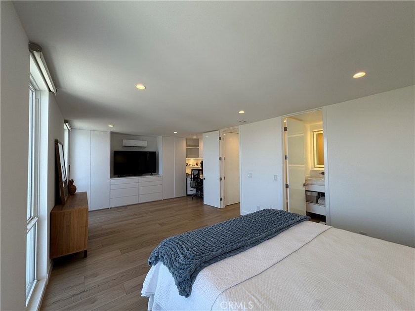 Modern luxury blends with Mid-Century in Weatherly Bay with a 25 - photo 50