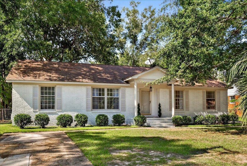 Beautifully updated 3-bedroom, 2-bath ranch offering over 2,000 - photo 4