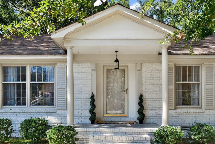 Beautifully updated 3-bedroom, 2-bath ranch offering over 2,000 - photo 8