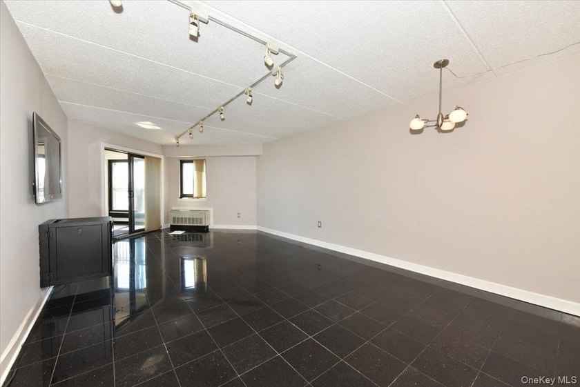 Welcome to waterfront living at its finest! This beautifully - photo 2
