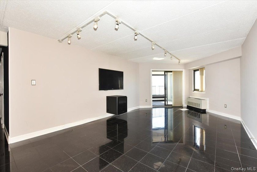 Welcome to waterfront living at its finest! This beautifully - photo 3