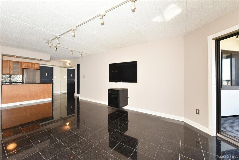 Welcome to waterfront living at its finest! This beautifully - photo 5
