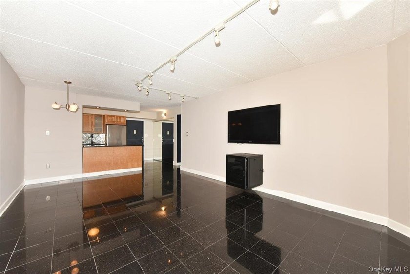 Welcome to waterfront living at its finest! This beautifully - photo 6