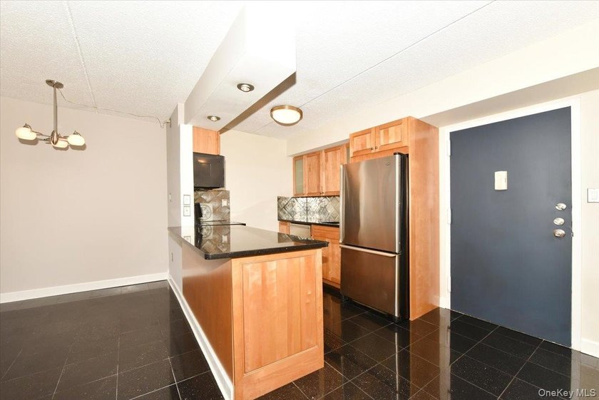 Welcome to waterfront living at its finest! This beautifully - photo 8