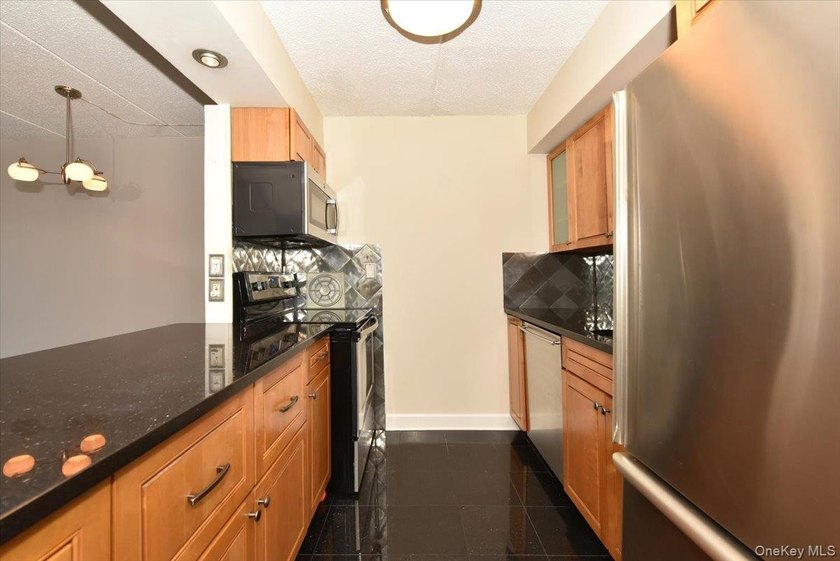 Welcome to waterfront living at its finest! This beautifully - photo 10
