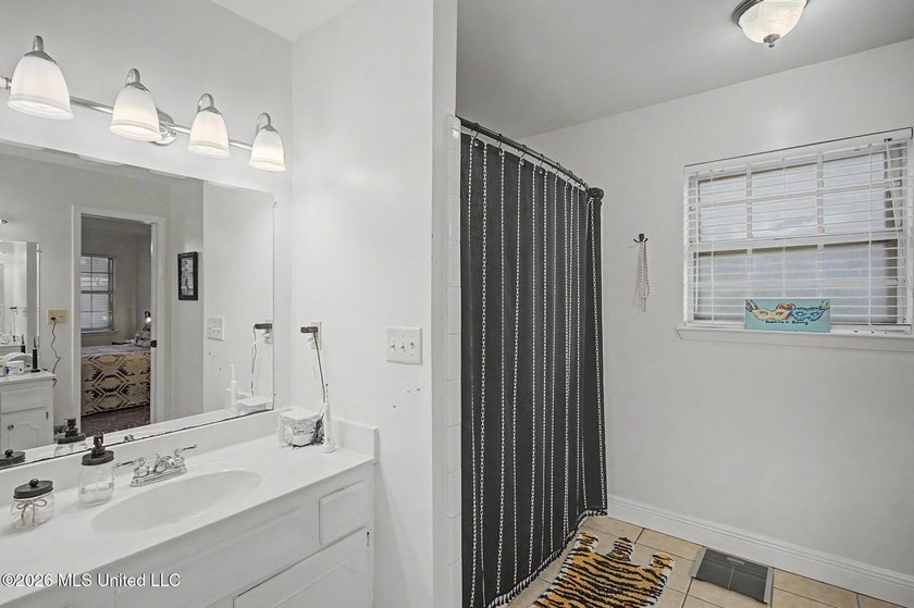 Absolutely precious and move-in ready! This charming 2-bedroom - photo 11