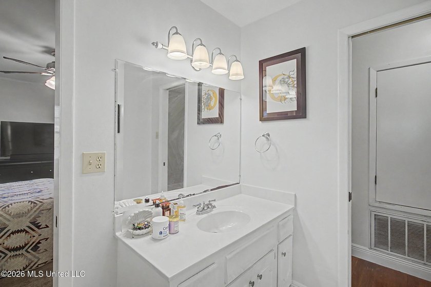 Absolutely precious and move-in ready! This charming 2-bedroom - photo 12