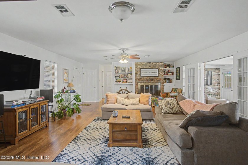 Absolutely precious and move-in ready! This charming 2-bedroom - photo 16