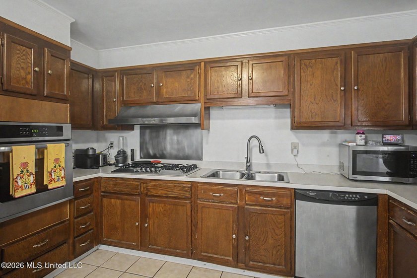 Absolutely precious and move-in ready! This charming 2-bedroom - photo 17