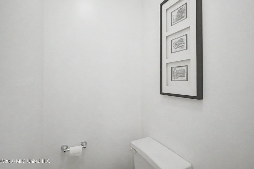 Absolutely precious and move-in ready! This charming 2-bedroom - photo 18