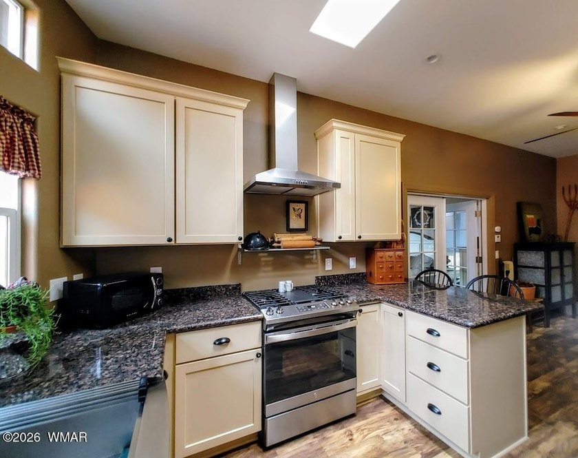 Cozy 3-bedroom, 1.5-bath home in the desirable White Mountain - photo 18