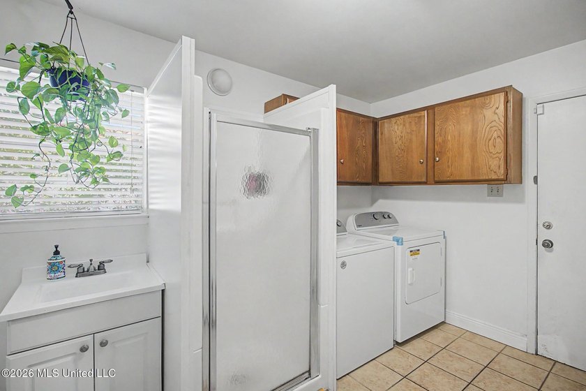 Absolutely precious and move-in ready! This charming 2-bedroom - photo 19