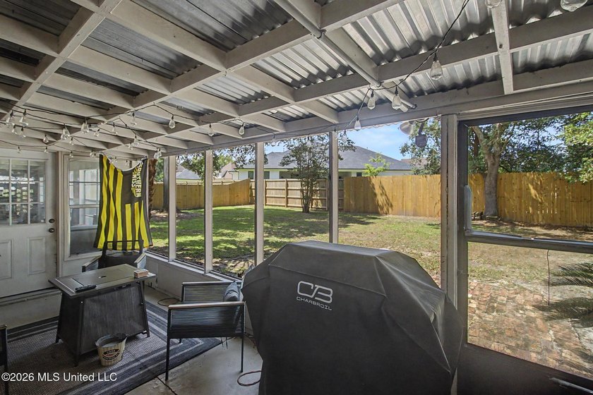 Absolutely precious and move-in ready! This charming 2-bedroom - photo 20
