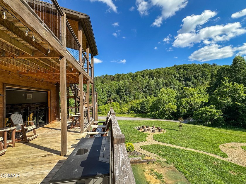 This stunning mountain home w/ 4 bedrooms 4 full bathrooms, 2 - photo 6