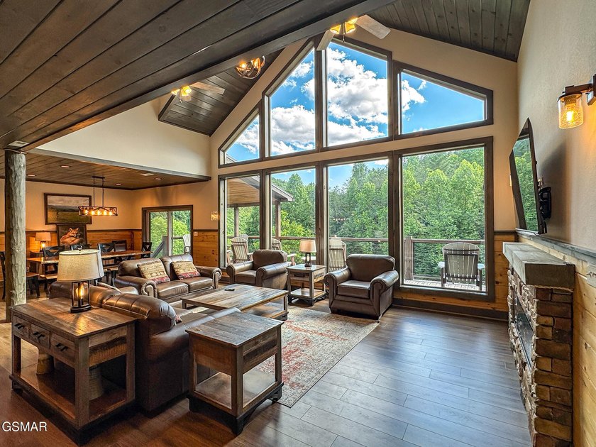 This stunning mountain home w/ 4 bedrooms 4 full bathrooms, 2 - photo 7