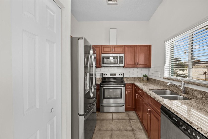 Welcome to this charming 3-bedroom, 2-bathroom home offering - photo 10