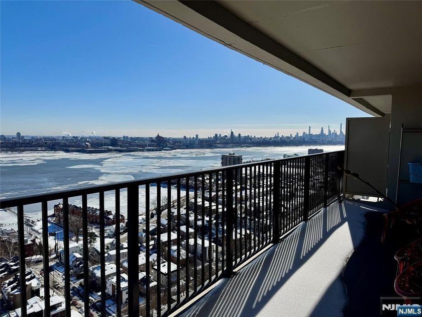 Experience truly exceptional living in this beautifully - photo 4