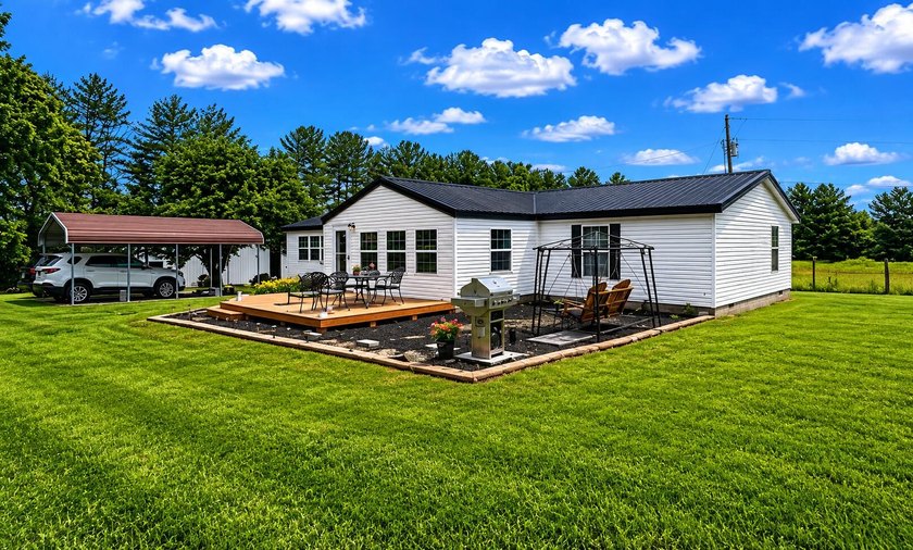 Nestled on 8 beautiful acres in Eubank, Kentucky, this charming - photo 2