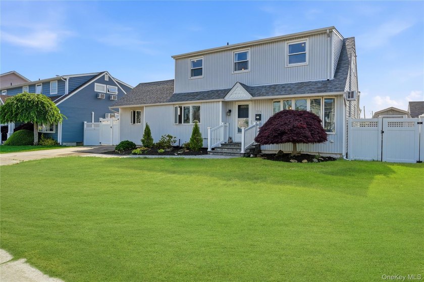Welcome to this lovely two story Colonial in desirable - photo 2