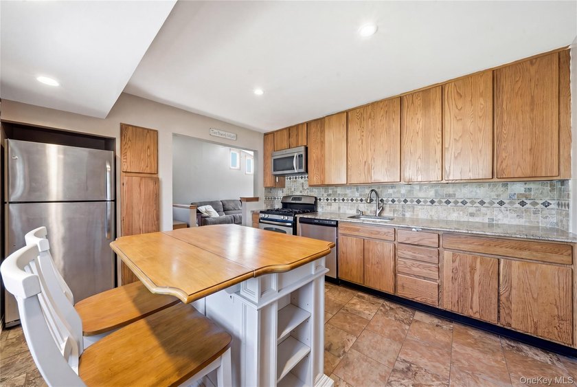 Welcome to this lovely two story Colonial in desirable - photo 4