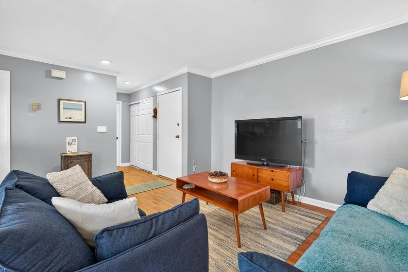 FHA &amp; VA Approved. Welcome to Hyde Park Villas in San Carlos! - photo 8