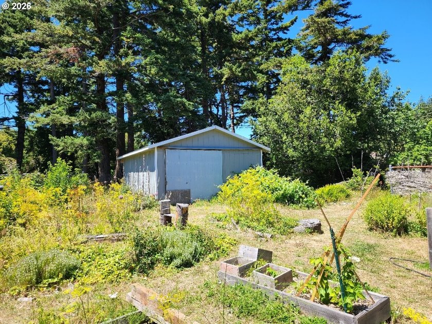 Welcome home to this well-maintained 3-bedroom, 2-bath property - photo 2