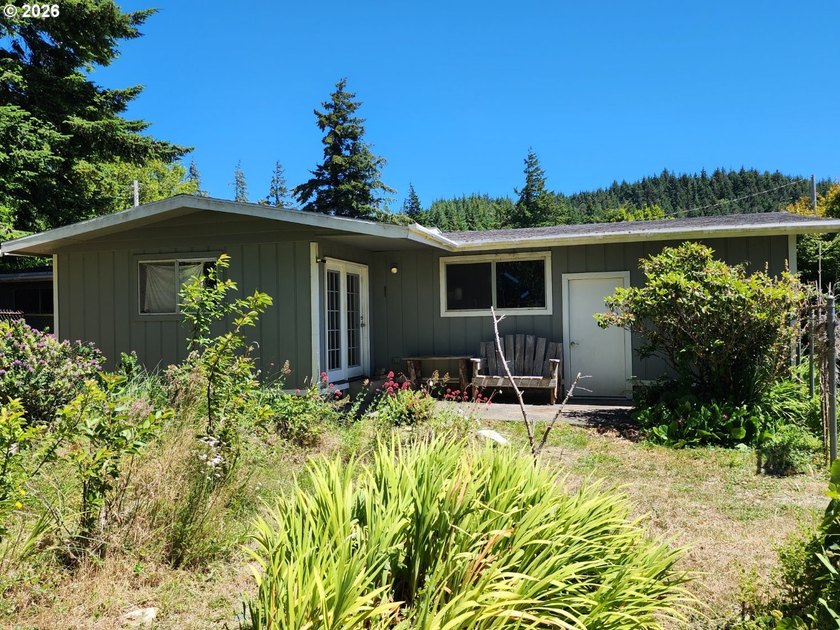 Welcome home to this well-maintained 3-bedroom, 2-bath property - photo 3