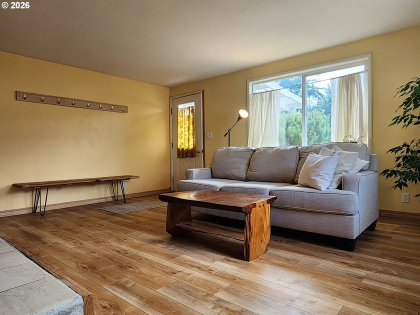 Welcome home to this well-maintained 3-bedroom, 2-bath property - photo 5
