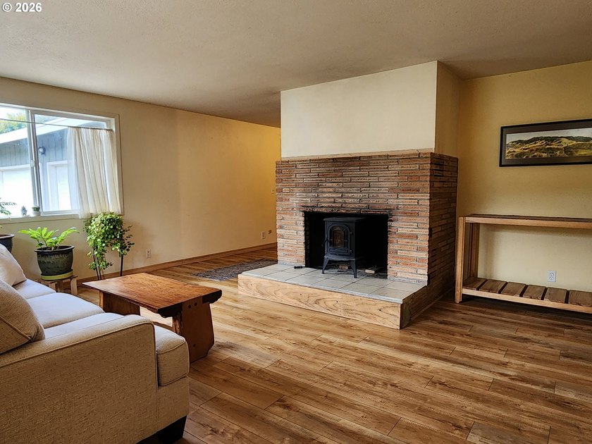 Welcome home to this well-maintained 3-bedroom, 2-bath property - photo 6