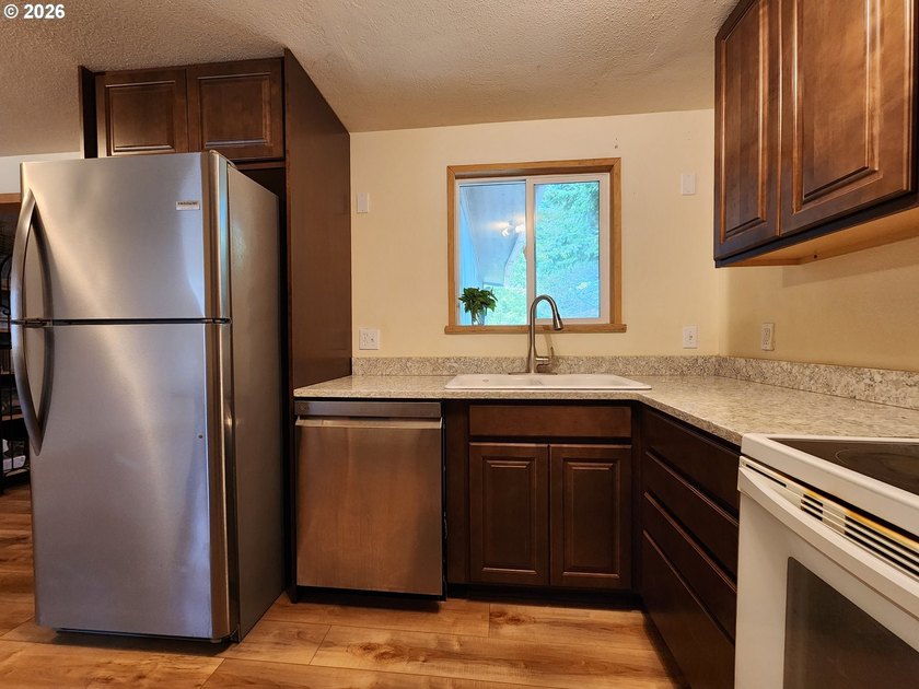 Welcome home to this well-maintained 3-bedroom, 2-bath property - photo 10