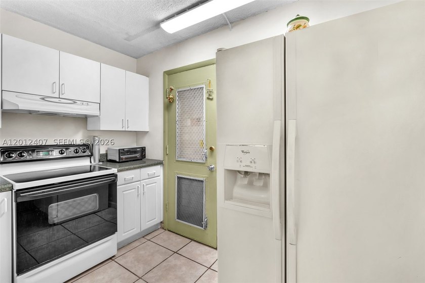 Beautiful and spacious 2-bedroom, 2-bath corner unit now - photo 9