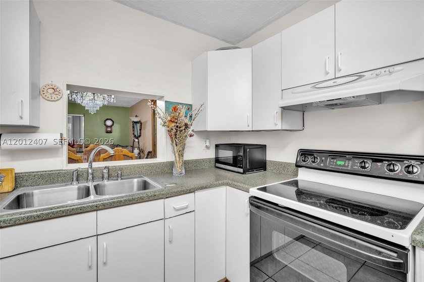 Beautiful and spacious 2-bedroom, 2-bath corner unit now - photo 10