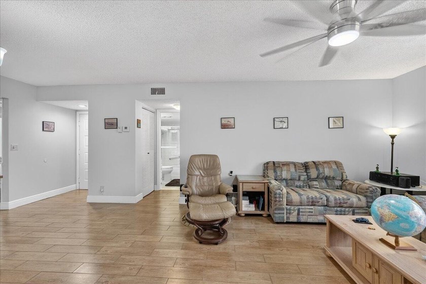Beautifully updated 2BR/2BA first-floor condo in the 55+ - photo 5