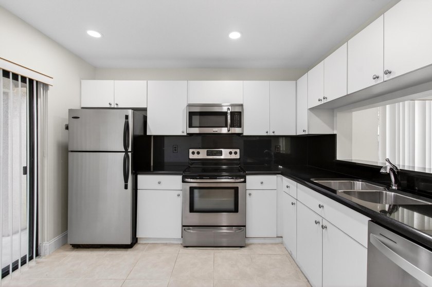 Discover the perfect East Boca lifestyle in this beautifully - photo 33