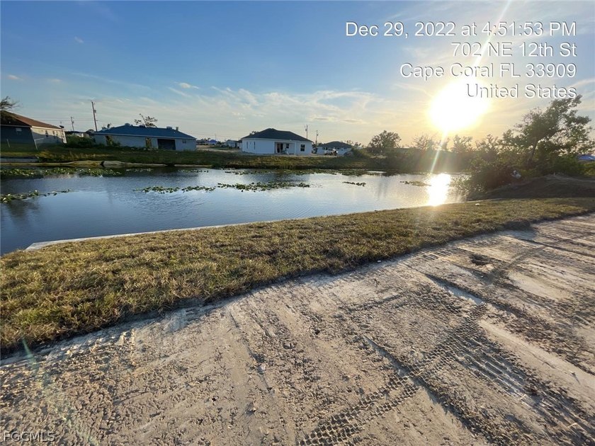 Fresh Water Canal with Seawall! Great location close to shopping - photo 8